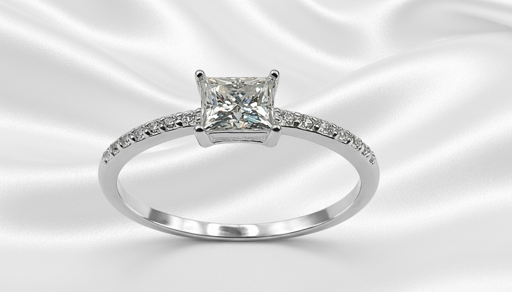 ANEL MOISSANITE PEDRA QUADRADA CRAVEJADO 5MM. ARO 16