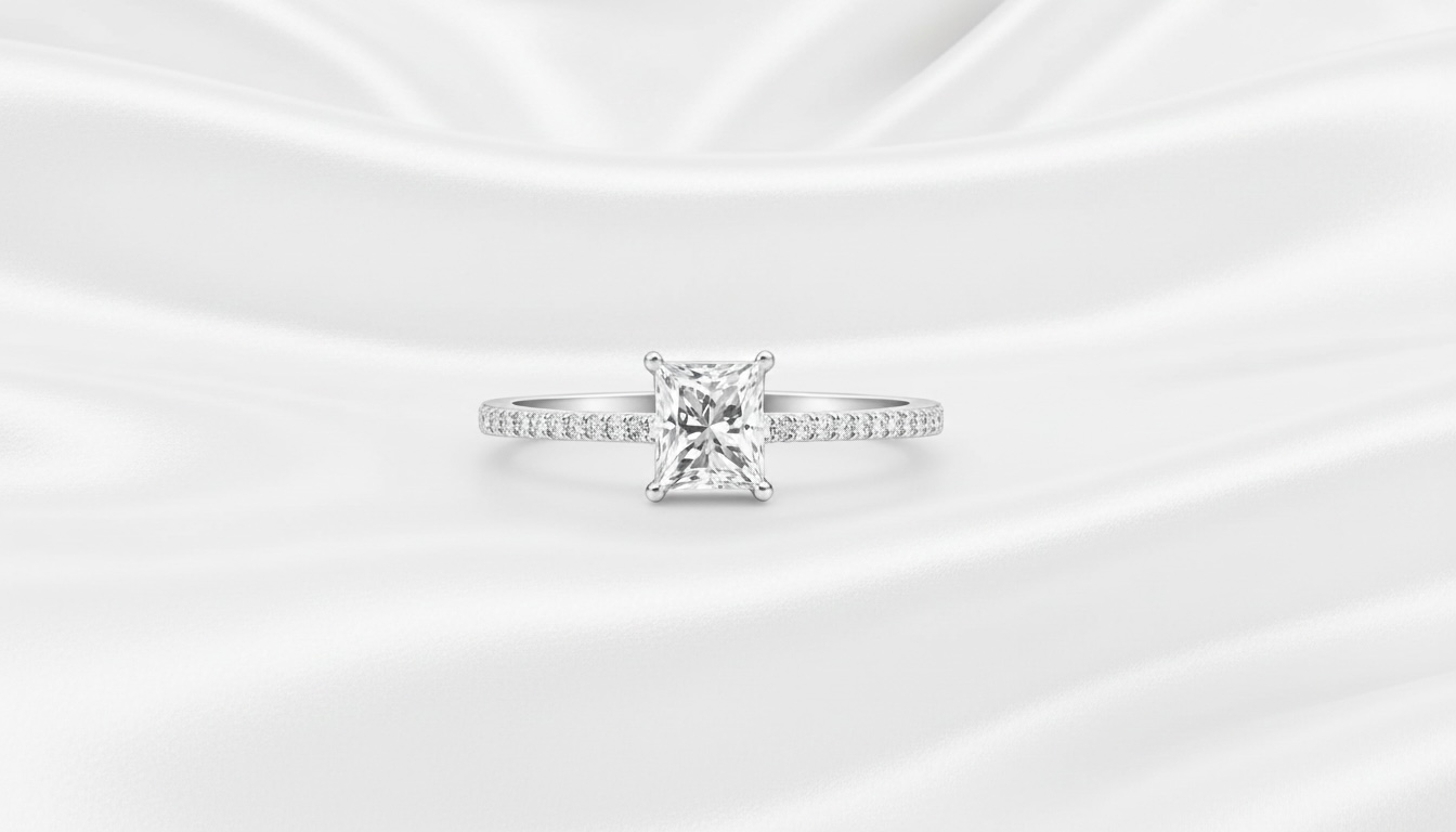 ANEL MOISSANITE PEDRA QUADRADA CRAVEJADO 6MM. ARO 16