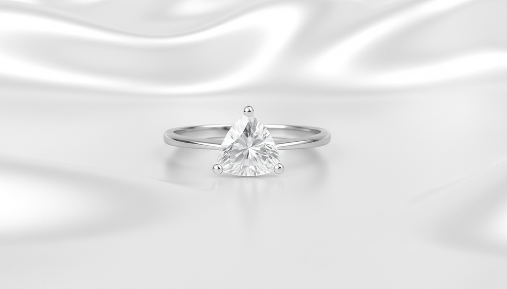 ANEL SOLITÁRIO TRIANGULAR PEDRA MOISSANITE. ARO 16