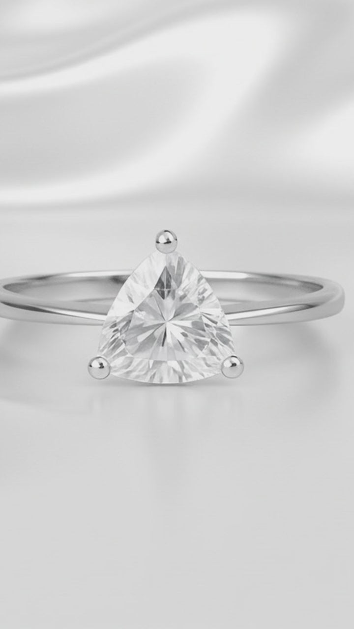 ANEL SOLITÁRIO TRIANGULAR PEDRA MOISSANITE. ARO 16
